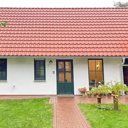 Laubhuette Baum 1 דירה