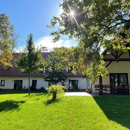 Laubhuette Baum 1 דירה