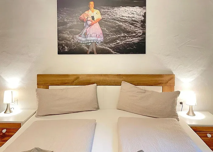 Laubhuette Baum 1 בורג