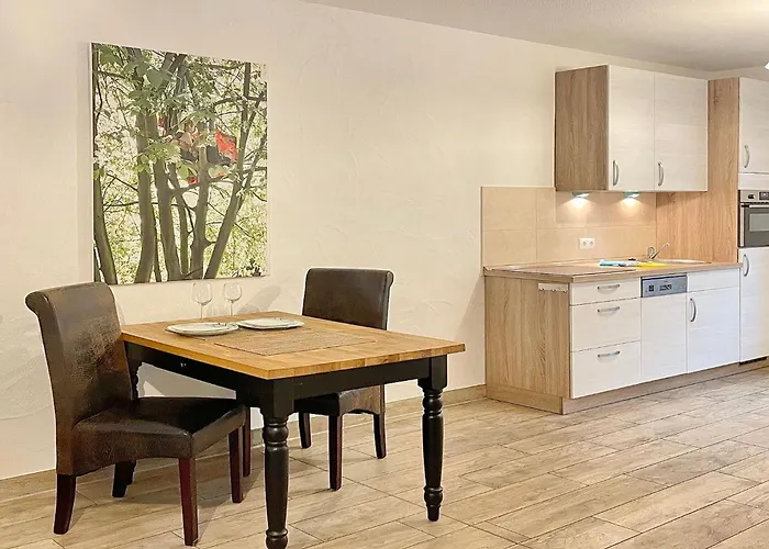 Laubhuette Baum 1 * בורג