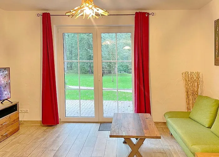 Laubhuette Baum 1 בורג